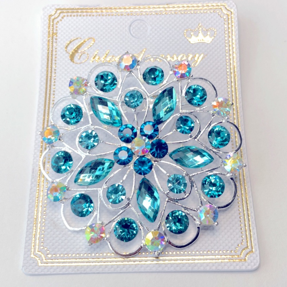 NEW Beautiful Brooch